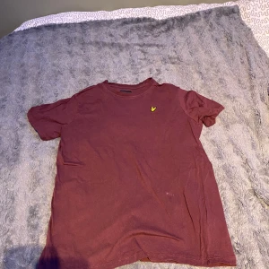 Lyle & scott T-shirt  - En mycket fin lyle & scott T-shirt i färgen vinröd typ Använd men i bra skick Säljer pga för liten Kontakta mig vid frågor eller bilder på tröjan🤗