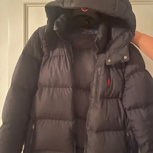 Vinter jacka Ralph lauren  - En stilren,modern jacka av märket Ralph lauren i storlek S. Skick 9,5/10
