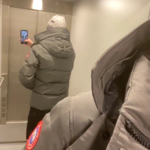 Canada Goose Wyndham - Vill sälja min canada goose wyndham parka inget fel med den förutom grejen man hänger upp den med gick av men går att hänga upp den med luvan. inga skador eller nått smuts på den helt ren.