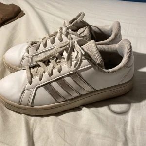 Vita adidas skor - De är lite använda men rätt så rena i sula och på lädret,