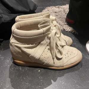 Isabel marant liknande! - Söljer dessa jättelika isabel marant skor! Sula lossnar när man tar upp den. Skriv för mera bilder! Kan gå ner i pris.