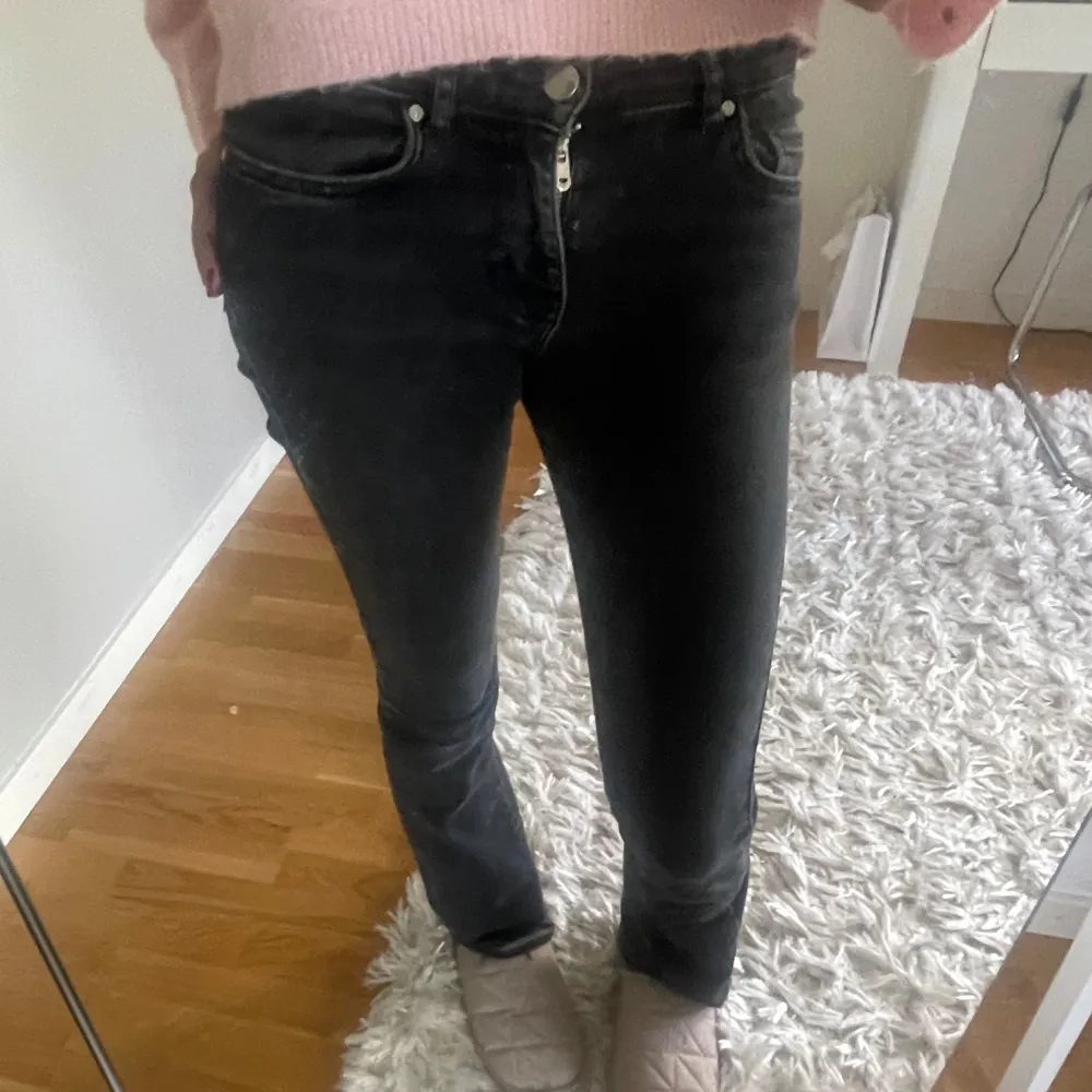 Lågmidjade svarta jeans i mycket bra skick.  Jeansen ör uppsprättade längst ner för att dem var för korta på mig. Hör av dig vid fråger och prisat kan diskuteras!🩷. Jeans & Byxor.