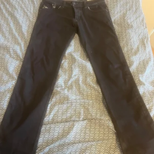 Diesel Jeans - Svarta Diesel jeans i modellen DARRON. Strl W 30 L 32. Sköna och praktiska jeans i bra skick. 