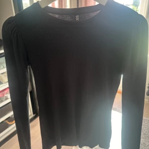 Tröja från Veromoda! - Hej! Säljer denna svarta långärmade tröja från Veromoda i storlek S. Den är använd en gång och är i fint skick, den är ribbad med ”puff” ärm!💕
