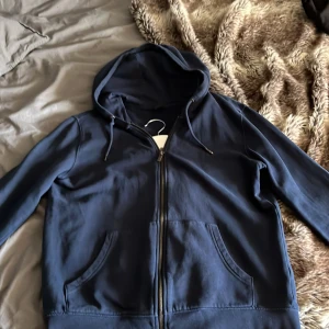 Zip med dragkedja - Zip hoodie med dragkedja har bara andvändigt denna tröjan en gång. Märket är Jack and Jones