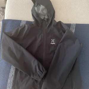 Haglöfs jacka - Säljer min Haglögsjacka i storlek M. Köptes på Haglöfs hemsida 2023 för ca 1400kr. Använd fåtal gånger. Inga skador eller liknande.  PRIS KAN DISKUTERAD VID SNABB AFFÄR!