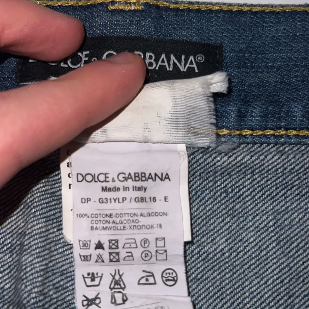 Säljer ett par Dolce & Gabbana Jeans. Jätte fint skick använt dem Max 3 gånger. Det står att det är Storlek 52 skulle säga dem passar 52-50 i Storleken det är Italiensk storlek. Kom me bud😁. Jeans & Byxor.