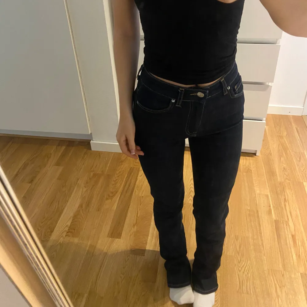 Säljer dessa straight/flared jeansen från ginatricot då de är tyvärr för långa för mig, jag är 160cm. De är i storlek 32 och de är i mycket bra skick. Säljer de för 200kr💕. Jeans & Byxor.