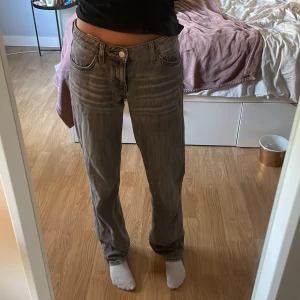 Gråa WEEKDAY jeans - Säljer mina WEEKDAY jeans för dom inte sitter som jag vill. Det är modellen ARROW. Köpta för ca 500kr💞