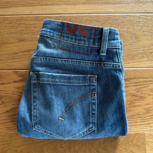 Dondup Jeans - Säljer nu mina jeans som aldrig kommit till användning. Jeansen är för små så därför säljer jag dem. Skick 9/10. Nypris ligger på 3 tusen. Hör av er vid minsta fundering 