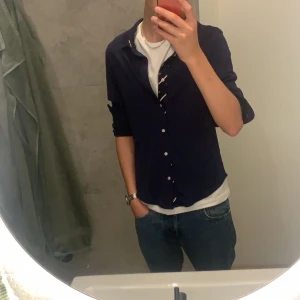 Ralph lauren skjorta - 14-16/xs, skick 10/10, knappt använd, säljer då för liten, nytt pris 1500kr