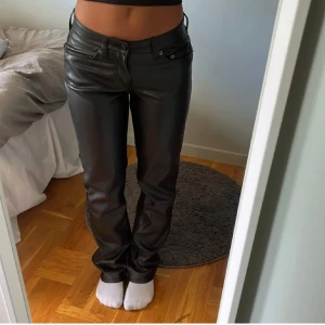 Skinnbyxor lager 157 - lånade bilder, men exakt samma byxor!! I storlek XL men passar oxå L. Supersnygga lågmidjade skinnbyxor från lager 157, kommer inte till användning🥲