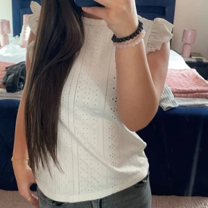 Vit top - Jättesöt ihålig T-shirt/top från shein med små gulliga volanger