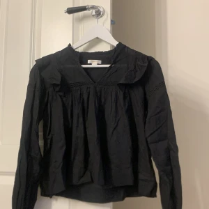 Gina blus  - Säljer min blus ifrån ginas barnavdelning. Har aldrig använt eftersom den va för liten. Skriv efter frågor.