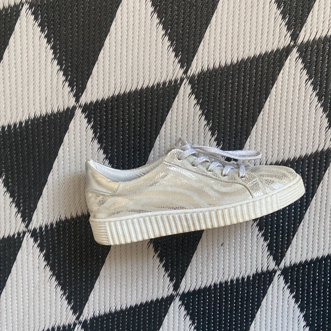 Texto glitterskor krokodil mönster💞