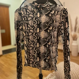 Mönstring polotröja  - Snygg polotröja som är använd några fåtal gånger 