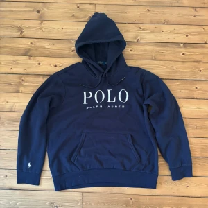 Ralph Lauren Hoodie - En stilren och cool hoodie. Endast använd några gånger. Skicket är 10/10. Hör av er vid frågor!