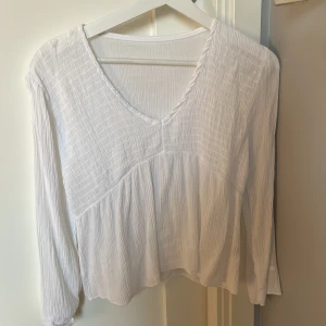 Vit blus - Säljer min jätte fina blus som är köpt i Spanien på en marknad för 400kr eftersom att den är för liten💞