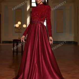 Vinröd långklänning med paljetter - Säljer en fantastisk vinröd långklänning från Faeriesty. Klänningen har en elegant design med långa ärmar och är täckt av glittriga paljetter på överdelen. Den har en hög hals och ett brett bälte i midjan som ger en smickrande silhuett. Perfekt för en glamorös kväll eller fest!