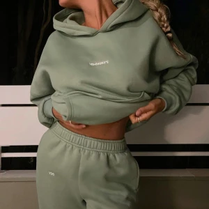 Hoodie  Venderbys - Hoodie från Venderbys i storlek xs/s. Sparsamt använda och i fint skick. Säljer även  matchande mysbyxa till, vill man köpa båda så kan jag gå ner i pris :)