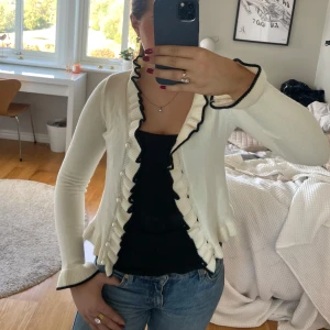 Superfin kofta!😍😍 - Väldigt fin kofta, i nyskick🤗Köpt i våras, är i strl S men skulle säga mer S/XS🥰