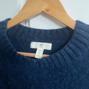 Stickad tröja - Säljer min stickad tröja som har blivit förstor💓💓 den är väl använd som är tyvärr lite noprig, kom privat för mer frågor eller bilder