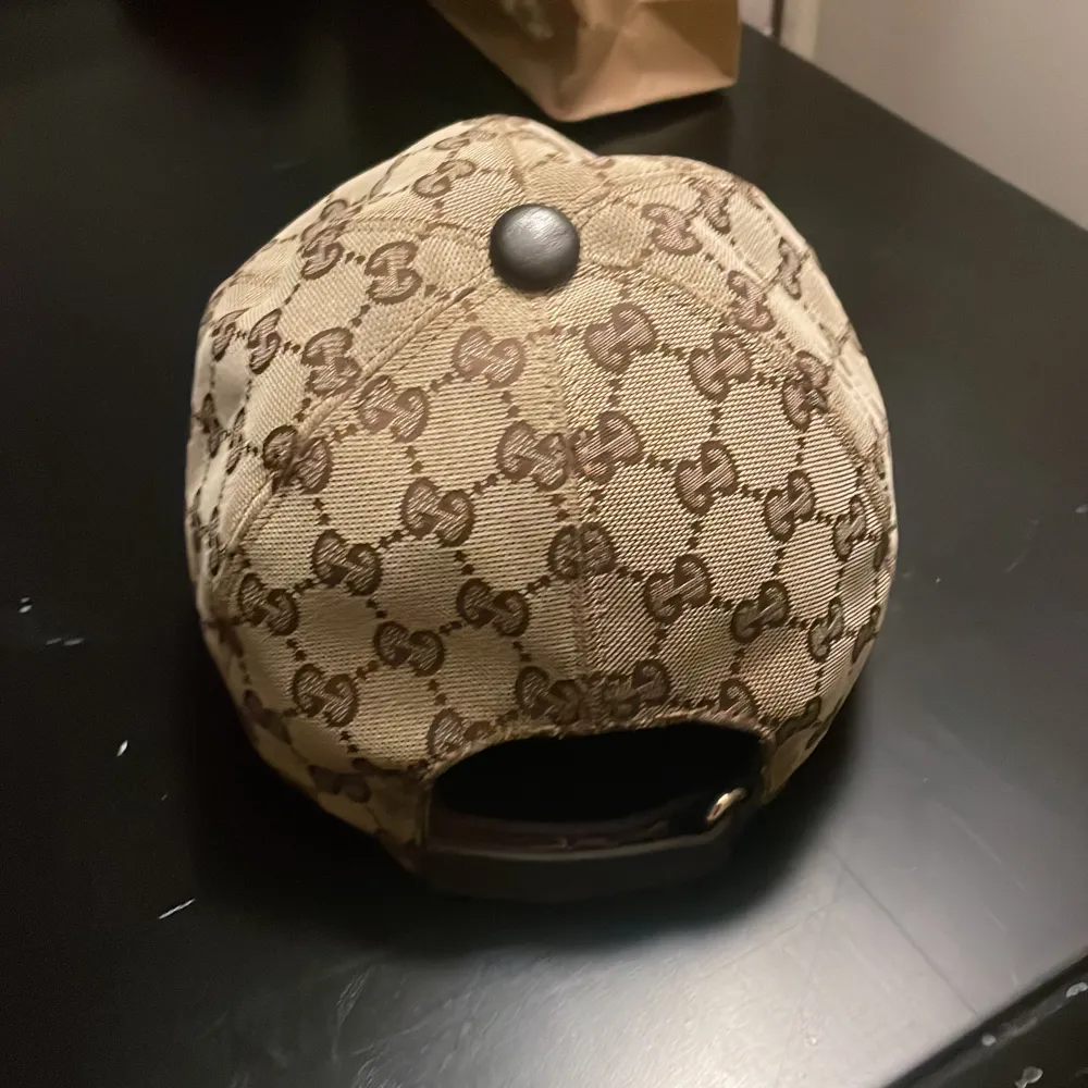 Äkta Gucci keps helt okej skick då jag har haft den ett tag därför så Billigt pris. Accessoarer.