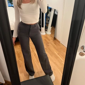 Kostymbyxor  - Snygga och bekväma högmidjade kostymbyxor som är uppsprättade i benen (sista bilden). Använda ett par gånger men fortfarande bra skick. ❣️