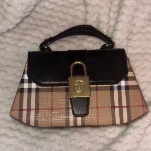 Väska med kedja - Jättefin väska med kedja som man kan sätta på. Annars kan man hålla den i handen och det ser jätte stiligt ut. Använd en eller två gånger.