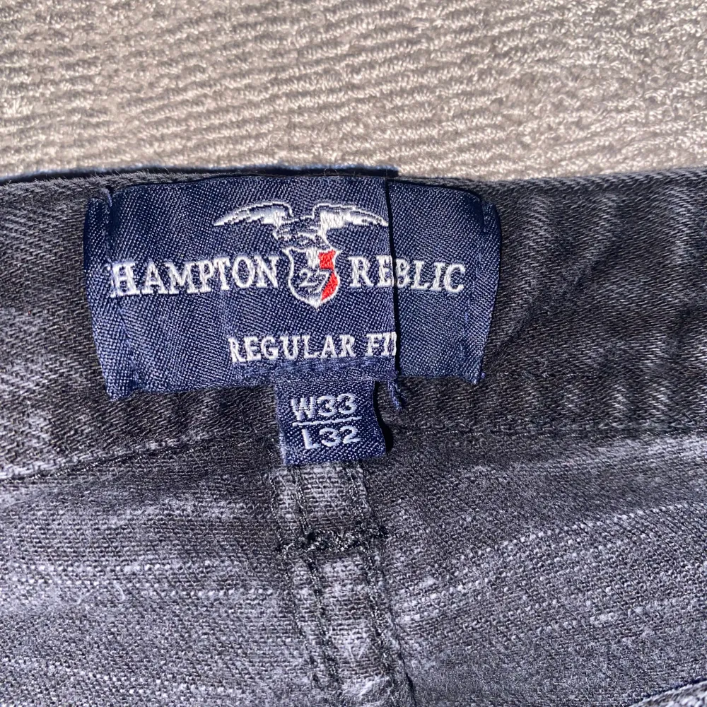 Säljer ett par svarta jeans från Hampton Republic i storlek W32 L32. De har en regular fit och är i bra skick. Perfekta för både vardag och fest! 🖤. Jeans & Byxor.