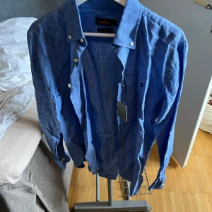 Helt ny skjorta från morris - Helt oanvänd skjorta från morris med ettiketen kvar. Storlek medium.