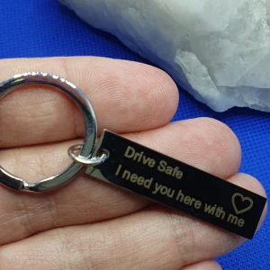 Nyckelring - Drive safe i need you here with me - En nyckelring att ge till någon du älskar. Nyckelringen består av en metallbricka med texten: Drive safe, i need you here with me. Mått på själva brickan är: 4 × 1 cm. Längd på hela nyckelringen är 6.5 cm