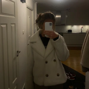 Kappa Chelsea  - Jätte fin vit kappa från Chelsea❤️ den har lite fläckar men det går säkert bort i tvätten