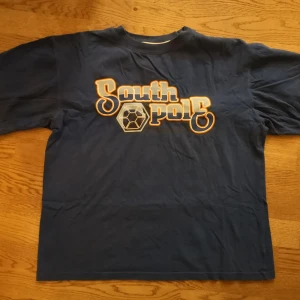 Southpole t-shirt - Blå southpole t-shirt i bra skick. Inga skavanker elr ngt. Strl M men har rätt bred boxig passform