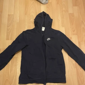Svart hoodie från Nike - Säljer en blå hoodie från Nike i bra skick. Storlek 158-170. 