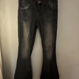 Grå/svarta bootcutjeans - Säljer mina absoluta favoritjeans då jag tyvärr inte använder dom längre. Skulle verkligen säga att de är dom mest perfekta svarta/gråa jeansen nu till hösten💗