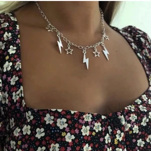 Blixthalsband  - Halsband med blixtar och stjärnor, justerbart. Egentillverkad 