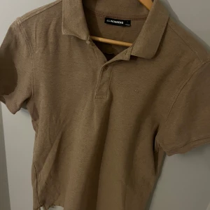 J.Lindeberg Piké - Fet Piké från J.Lindeberg i storlek L. Skön beige färg utan några defekter. 