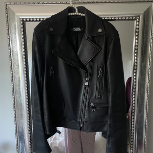 Svart skinnjacka från Karl Lagerfeld - 🤍 (ÄKTA) 🤍 Använd fåtal gånger 🤍Köpt för 10 000kr på Farfetch