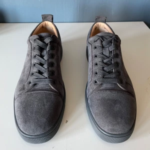 Gråa Christian Louboutins - Helt nytt skick har bara testat dem. Vill sälja vidare då de såg lite för stora ut på mig. Har storlek 43 i vanliga fall. ‼️Priset är inte hugget i sten‼️