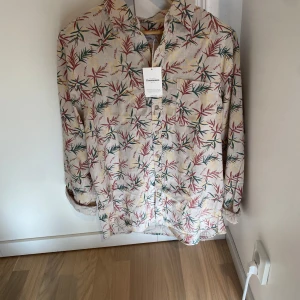 Helt ny linneskjorta - Helt ny linneskjorta. Tveka inte att höra av er vid funderingar. 