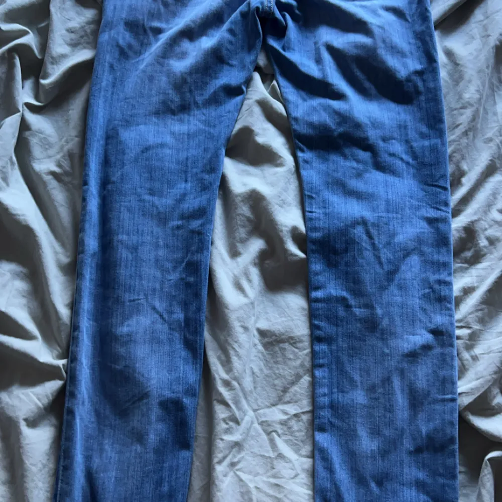 Tjena! Säljer nu mena feta Jacob cohen jeans! Skick 10/10 och passar till alla kläder! Storlek 31 (längd 103cm). Priset är inte hugget i sten. Jeans & Byxor.