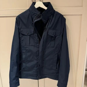 J.Lindeberg Fields jacka, S - J.lindeberg Fields jacka  Storlek S Skick: nyskick 10/10, använd fåtal gånger. Säljer då jag gått upp till M 