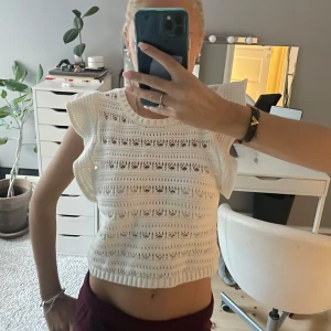 Stickad topp med volang - Jätte söt stickad topp med volang på ärmarna. Super fin till middagar och fester, använd 2 gånger ungefär. Jättebra skick.