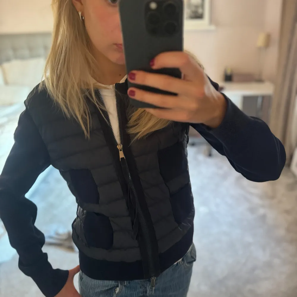 Har nu bestämt mig för att sälja min mörkblå moncler cardigan som jag köpte för ungefär 2 år sedan. Den är nästan oanvänd och är därför i superbra skick och har inga defekter💞💞. Tröjor & Koftor.