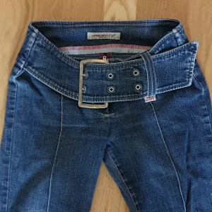 Lågmidjade miss sixty jeans - Lågmidjade utsvängda miss sixty jeans utan fickor där bak. Vintage och utan defekter stl xs. Köpt för över 800 kr
