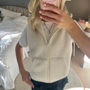 Vit fleeceväst med dragkedja - Säljer en supermysig vit fleeceväst/teddyväst med dragkedja framtill.  Västen har en normal passform och är riktigt skön att ha på sig. Den är i nyskick och passar perfekt för höst och vår!!💗💗 köp gärna bundle