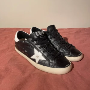 Golden Goose Sneakers - Säljer ett par svarta Golden Goose skor pga mycket små, priset går att diskuteras. Skorna är 100% äkta✅