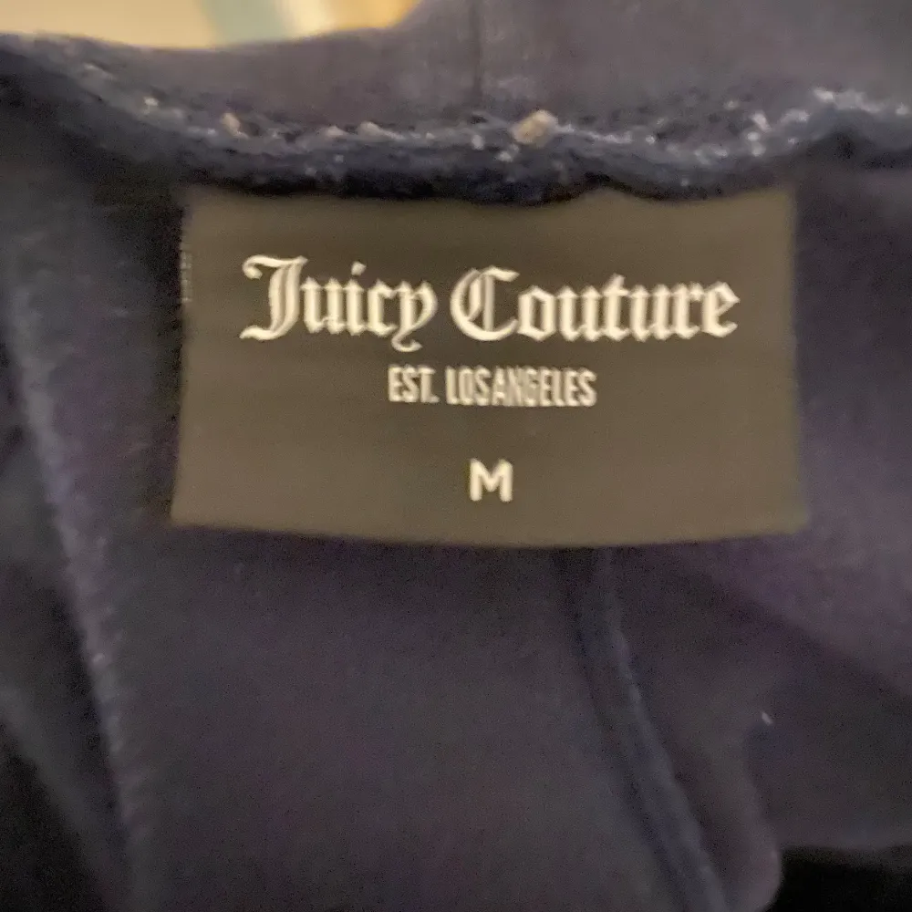 Mörkblå juicy couture byxor i Medium. Super fina och sköna. . Jeans & Byxor.