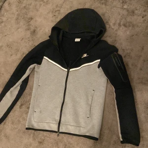 Nike tech fleece - 8/10 jätte skön passar bra, lite sönder på tröjan som ni kan se på bilden, annars funkar den bara bra